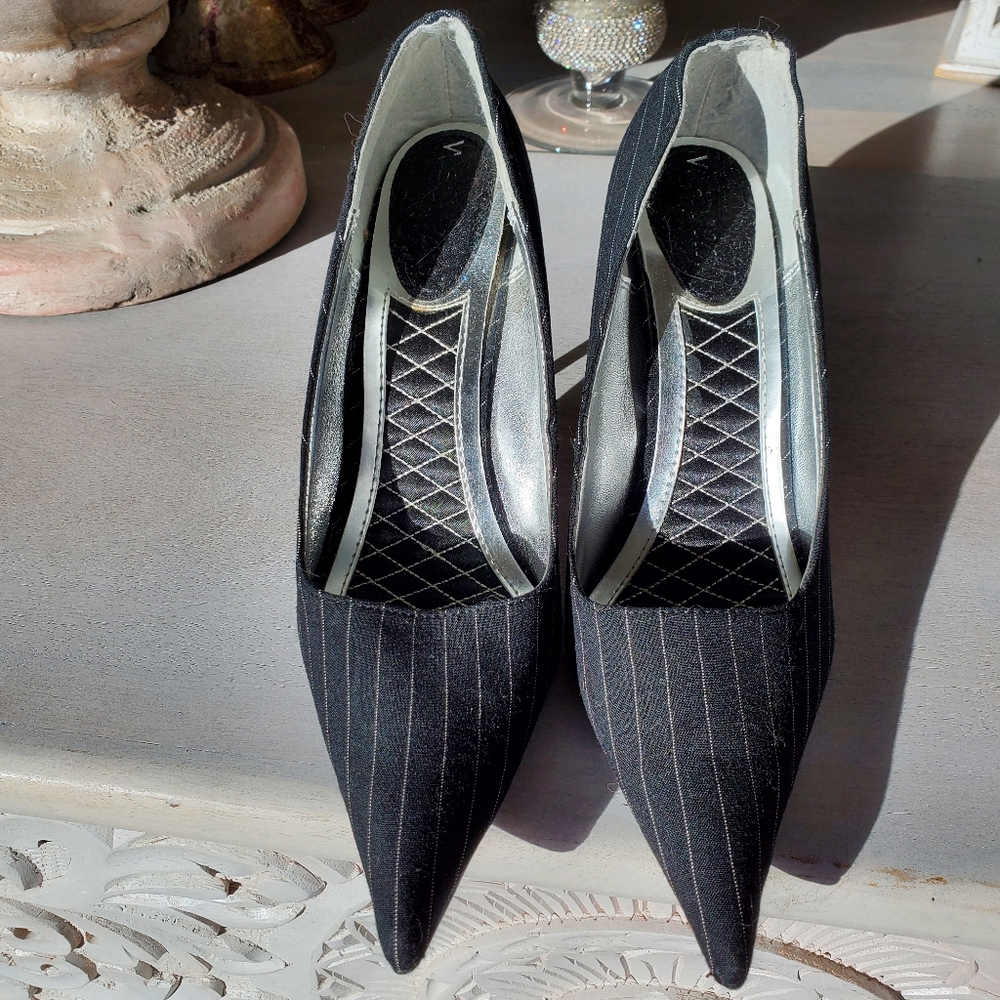 Black and White Pinstripe Heels. EUC worn once. Size 8 - Picture 6 of 7